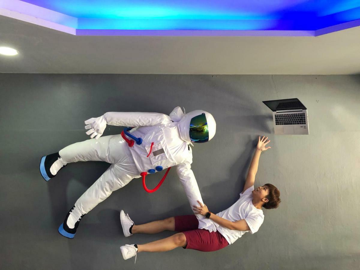 Met A Space Pod @ Asoke Бангкок Екстер'єр фото