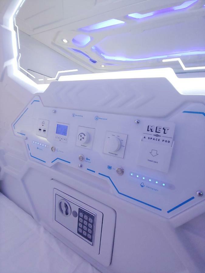Met A Space Pod @ Asoke Бангкок Екстер'єр фото